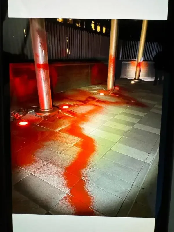 纽约警院遭破坏!红漆涂墙旗帜被毁!警方调查