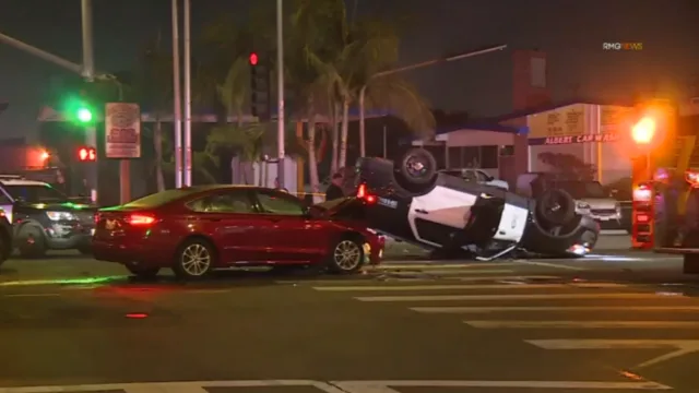 两警官受伤!洛杉矶警车翻车!未成年司机被捕