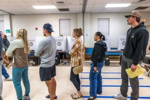 美国大选火热开战!哈里斯VS特朗普:谁能笑到最后?最新民调惊人!