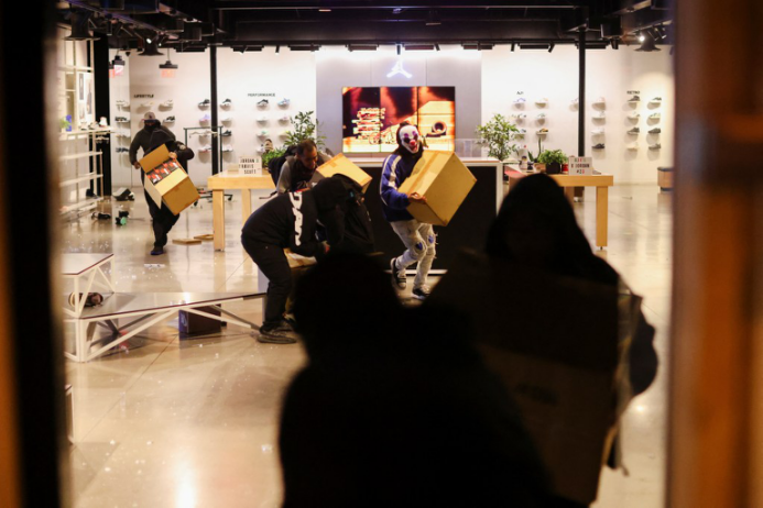 庆祝活动演变为暴力,洛杉矶多店遭抢劫!数十人被捕!